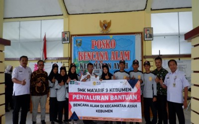Penyerahan Bantuan Korban Bencana Banjir oleh SMK Ma'arif 9 Kebumen